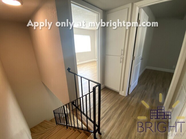 Building Photo - Recently Renovated 2 Bedroom 1 Bath, Two-Level Apartment-Great Midtown location!
