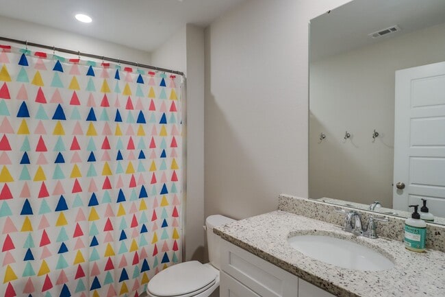 Building Photo - Beautiful 4 bed 2 bath