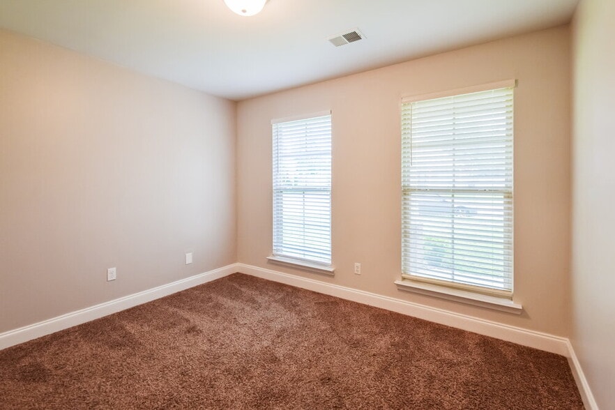 Building Photo - 3257 E Hartland