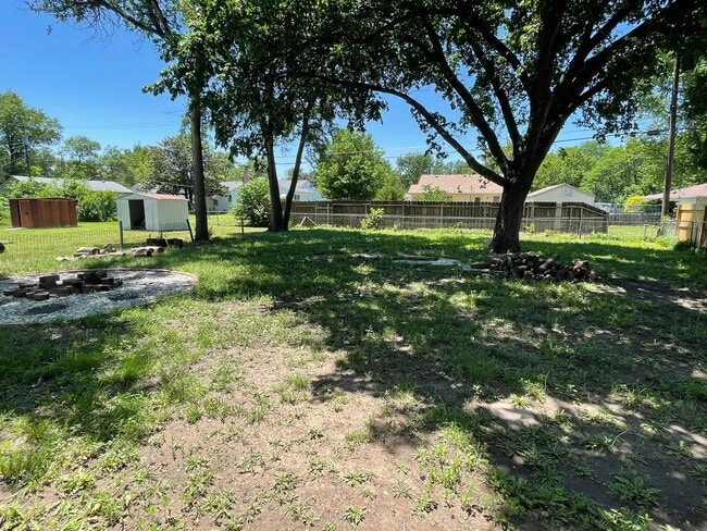 Building Photo - Great Location, Clean 2 bedroom