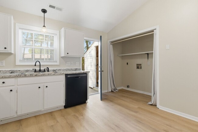 Building Photo - 2bed/1bath Duplex