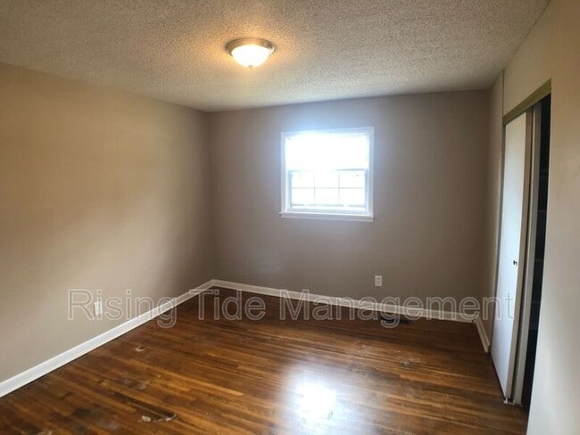 Building Photo - 200 E Haven Dr NE