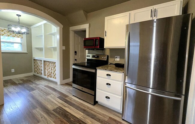 Building Photo - Don't Miss Out on this beautiful bungalow!