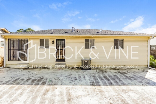Building Photo - 624 Old Pine Rd