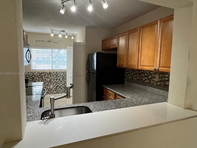 Building Photo - 9491 Palm Cir N