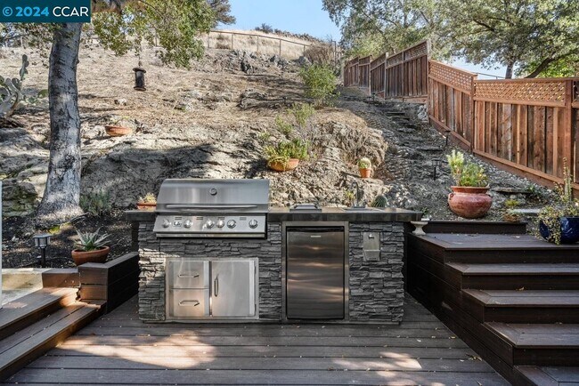 Building Photo - 3040 Stonegate Dr