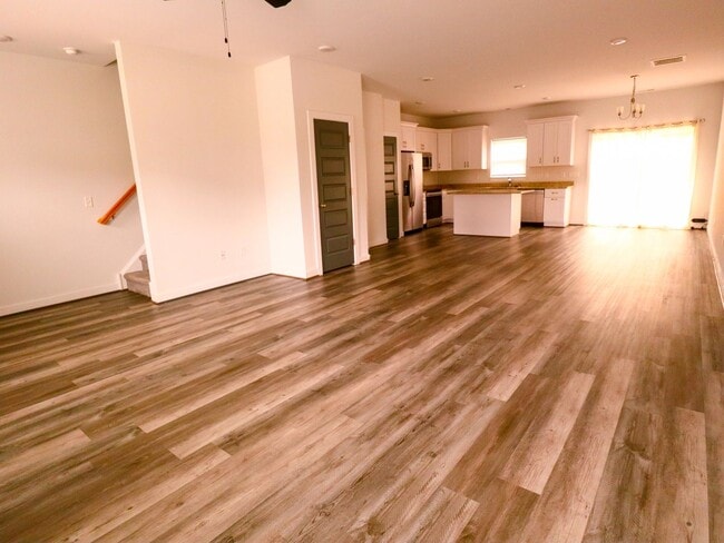 Building Photo - 3 Bed, 2 Bath Townhome with En-Suite Primary