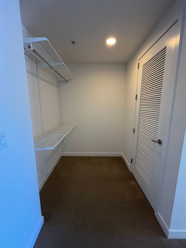 Building Photo - Beautiful top floor 1BD/1BA unit in the Hayes
