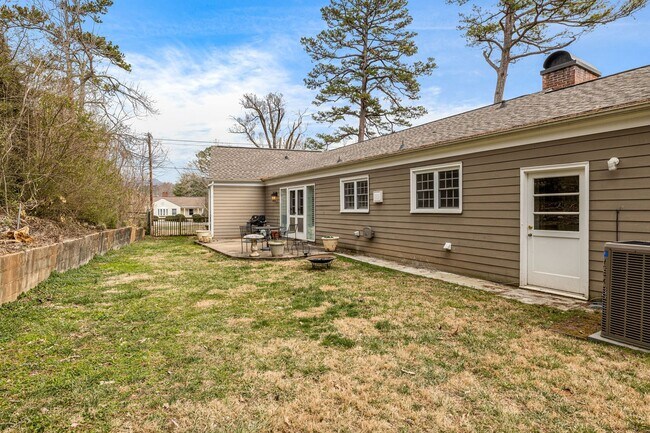 Building Photo - Bright & Inviting 2-Bedroom Home with Fenced-In Yard, Garage & Lawn Care Included