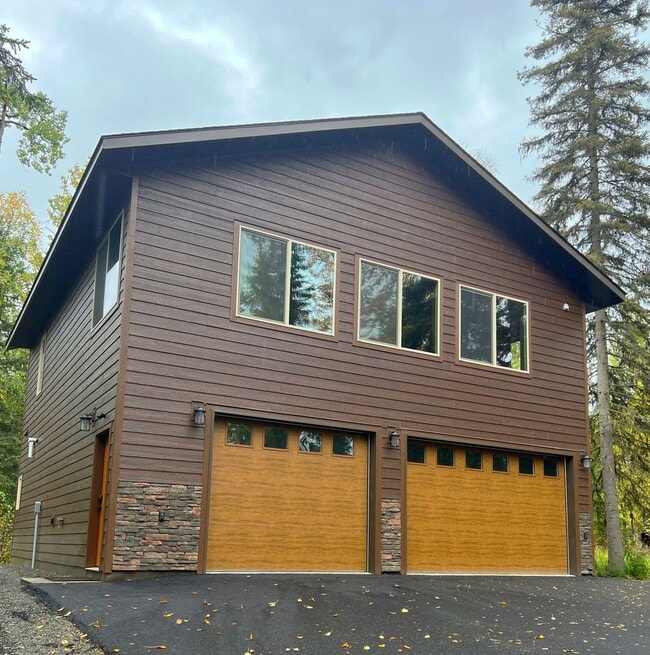 Building Photo - SEASONAL FURNISHED RENTAL