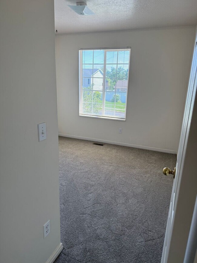 Building Photo - Clearfield 4 bedroom, 3 bathroom home. Big...