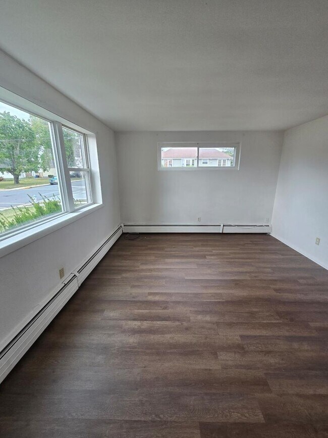 Building Photo - 1st Floor 2-Bedroom, 1-Bathroom Apartment ...