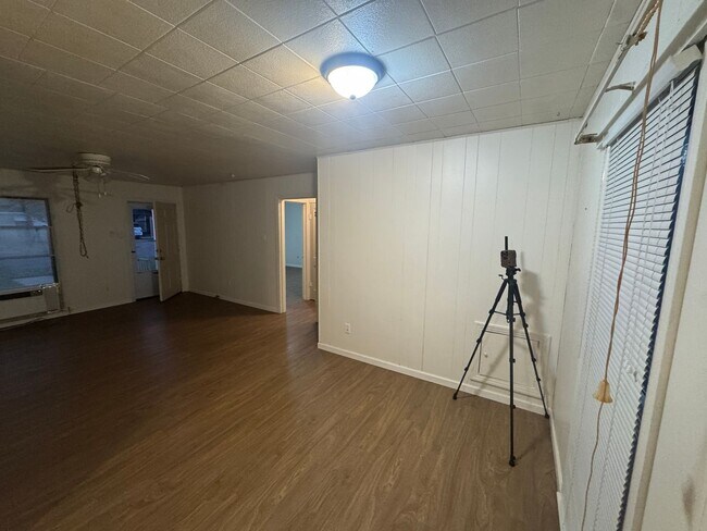 Building Photo - CUTE!!! 2 Bedroom 1 Bath Cute Home with Beautiful Landscaping and Garage