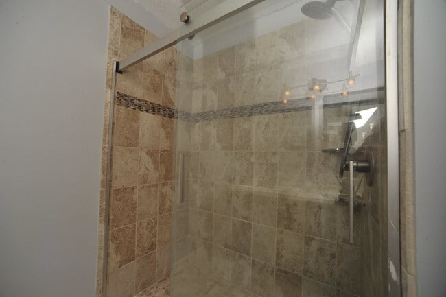 Building Photo - 2100 Forest Knoll Dr NE