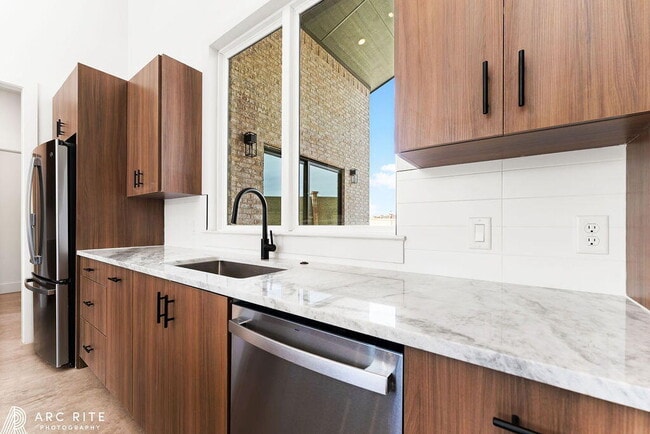 Building Photo - 2303 Toledo Ave