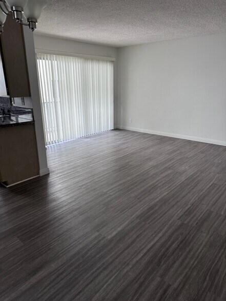 living room - 440 Hayworth N Ave