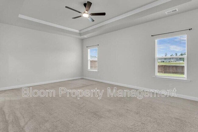 Building Photo - 450 Carrara Dr