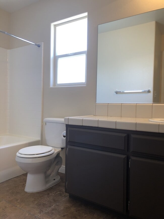 Building Photo - CENTRAL BAKERSFIELD  *FIRST MONTH'S RENT F...