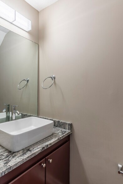 Building Photo - 1255 Louisville St