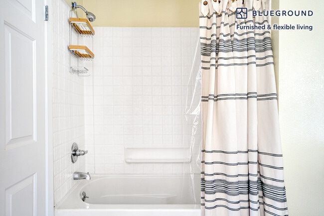 Building Photo - 853 Commodore Dr