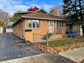Building Photo - 573 Chicago Ave