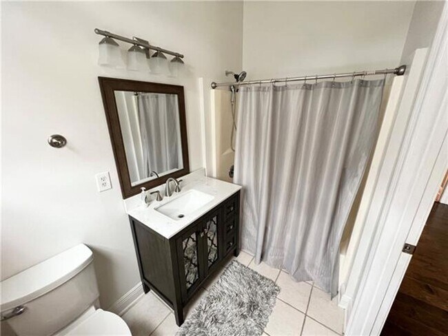 Building Photo - Beautiful and Spacious townhome in gated Clipper Estates. Three bedrooms, each with a private bat...