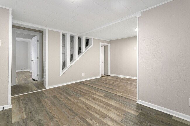 Building Photo - Walking distance to Central Park!