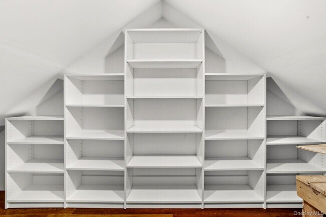 Building Photo - 110 Topland Rd