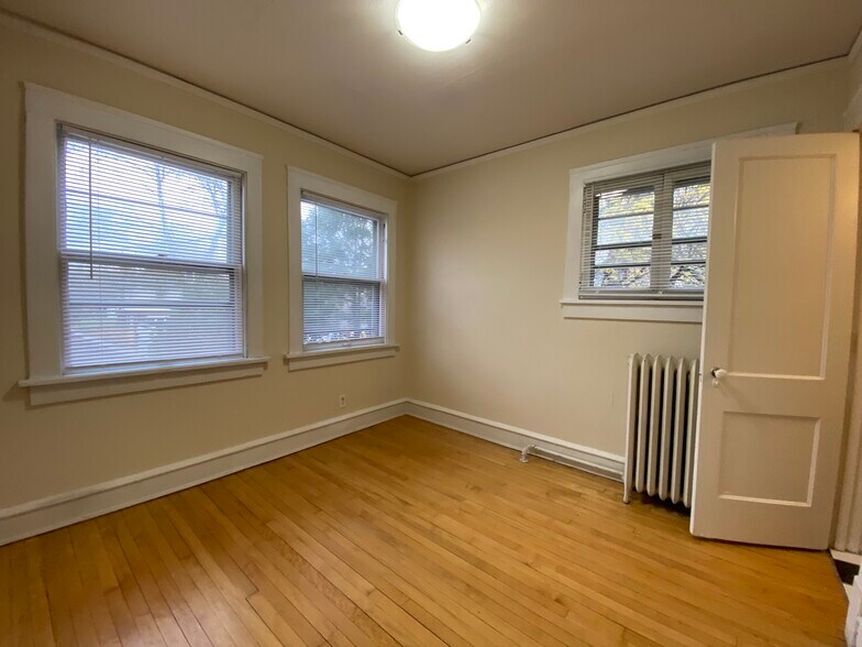 Building Photo - 2533 N Lake Dr