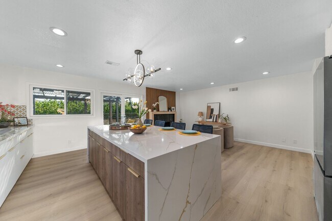 Building Photo - BEAUTIFULLY RENOVATED 4-BEDROOM HOME IN PH...
