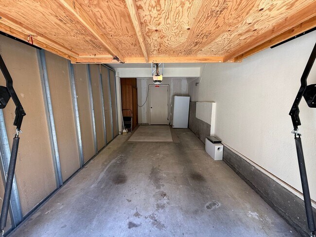 Building Photo - SPACIOUS TWO BED / TWO BATH UPPER-LEVEL CO...