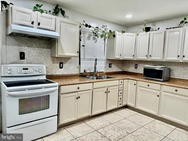 Building Photo - 8402 Jinetes Ct