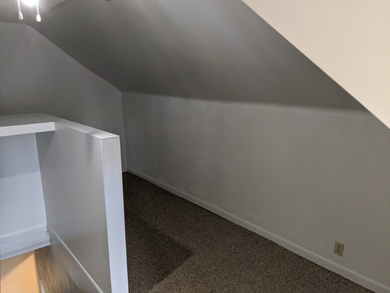 Building Photo - 721 Main St