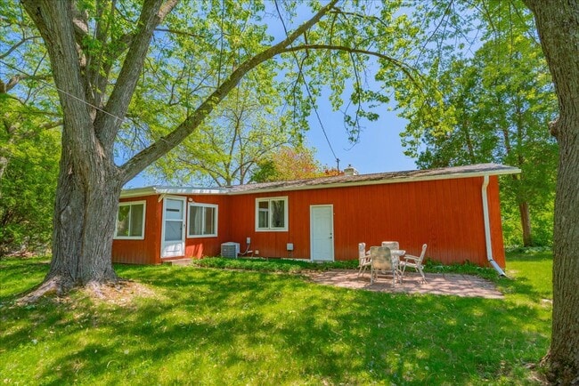 Building Photo - Move in Ready Hill Farms Ranch!