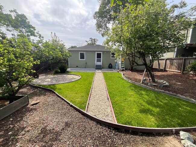 Building Photo - Charming San Carlos Home in Prime Location!