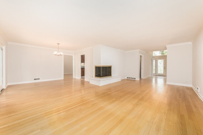 Building Photo - 924 Brookline Ln