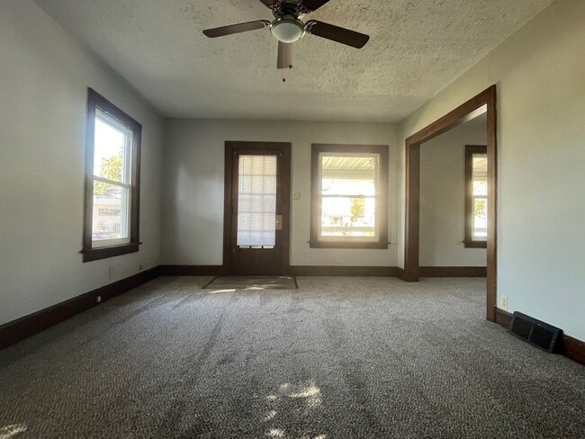 Building Photo - Three Bedroom Home