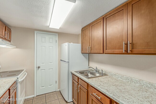 Building Photo - 5948 N 48th Ave