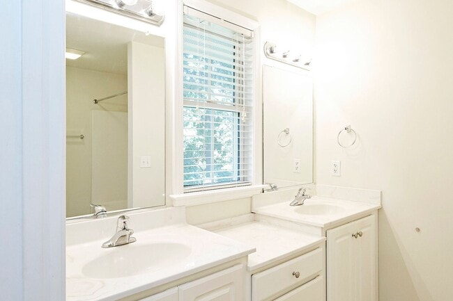 Building Photo - Spacious Melbourne Park Townhome