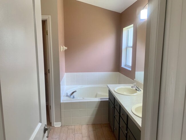 Building Photo - FOR RENT!!! BEAUTIFUL AND UPDATED 3 BED 2 ...