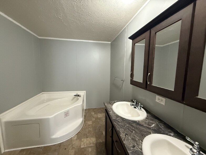 Building Photo - 47 W Manor St