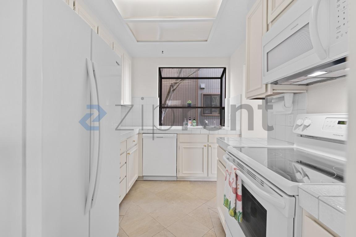 Building Photo - 1387 Crown Dr