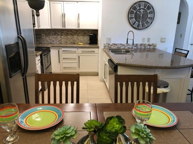 Building Photo - Two bedroom condo