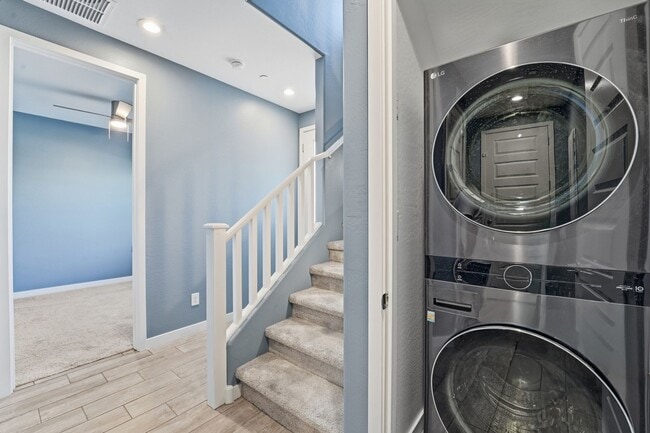 Building Photo - ** Like new Luxurious Modern townhome with 2 Master Suits in Warner Meadows**