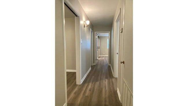 Building Photo - 403 Parkwood Dr