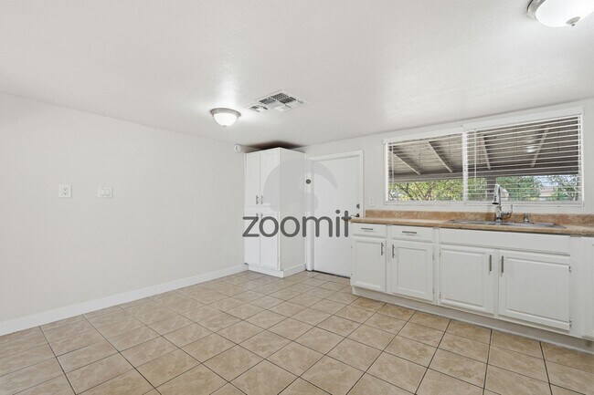 Building Photo - Welcome home to this beautifully updated 3-bedroom, 2-bathroom