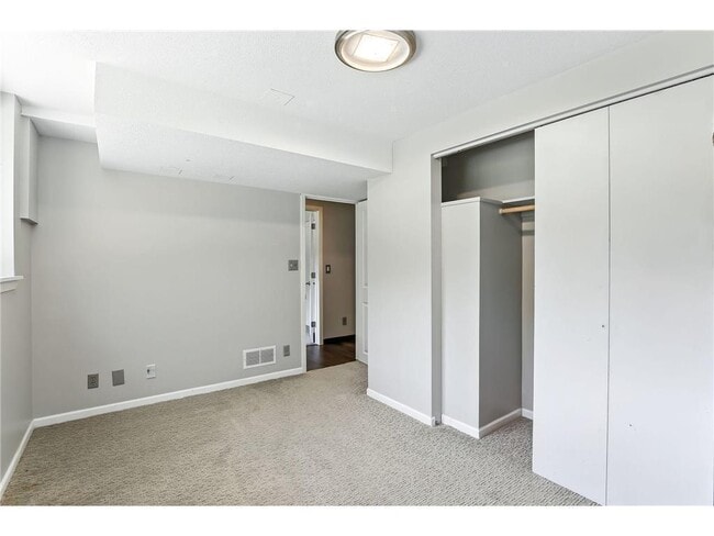 Building Photo - 455 Black Oaks Ln N