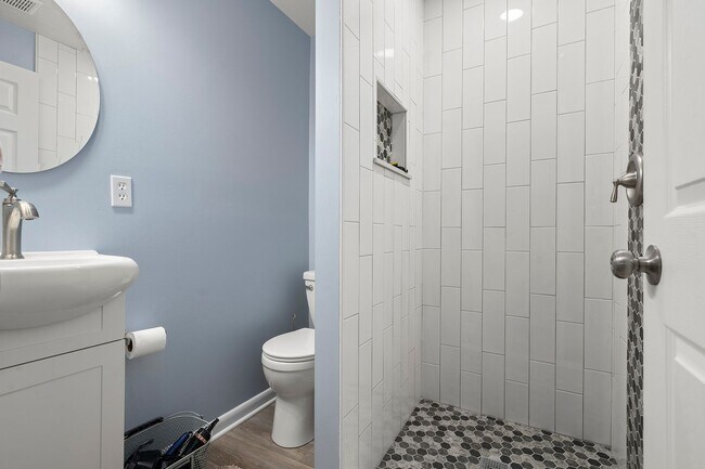 Building Photo - Elegant & Modern Home with Beautiful Interior