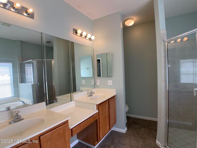 Building Photo - 647 Acorn Chase Dr