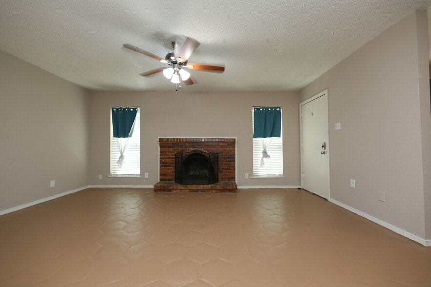 Building Photo - 7727 Meadow Park Dr